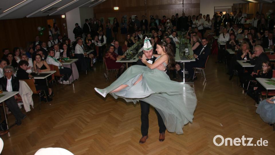 Prinz Patrick I. trug seine Prinzessin Stefanie I. auf Händen durch den Saal. Bild: sne