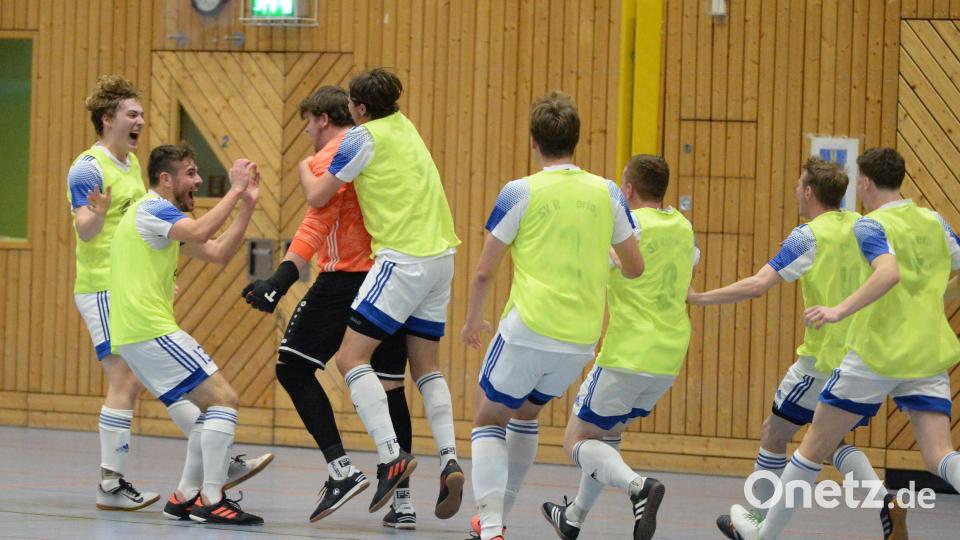 Jubel, Trubel, Heiterkeit: Die Spieler des SV Raigering feiern den Sieg bei der Stadtmeisterschaft. Bild: Andreas Brückmann