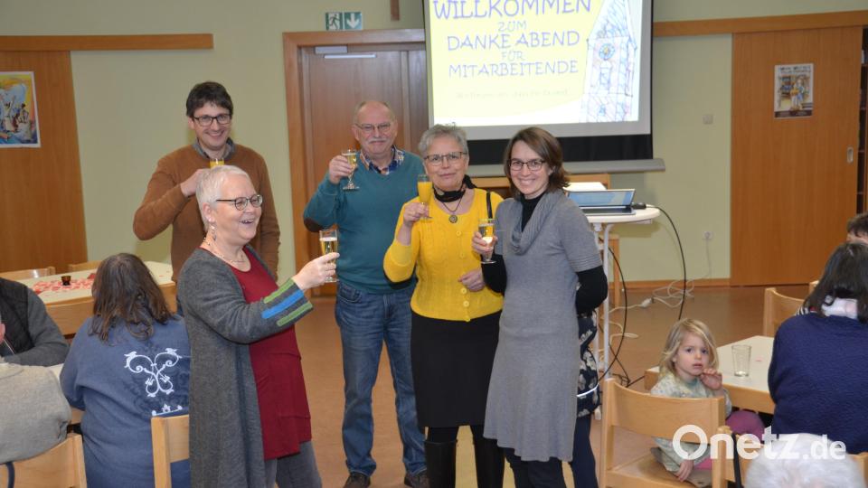 Beim Mitarbeiterdankabend der Evangelischen Kirchengemeinde wurde nicht nur das Miteinander demonstriert, sondern auch viel Fröhlichkeit auf allen Ebenen. Pfarrerin Carmen Riebl (rechts) kann sich auf ihre Helfer verlassen. Bild: dob