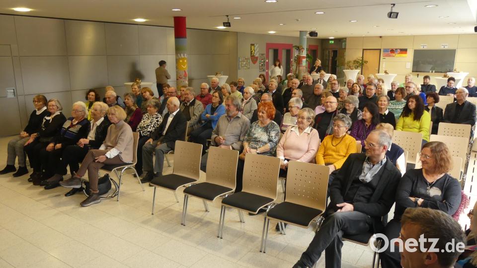 Zirka 90 Altersjubilare zeigten sich in der MGS-Aula überzeugt: „Der letzte Summa woa sua schöi“. Bild: rn