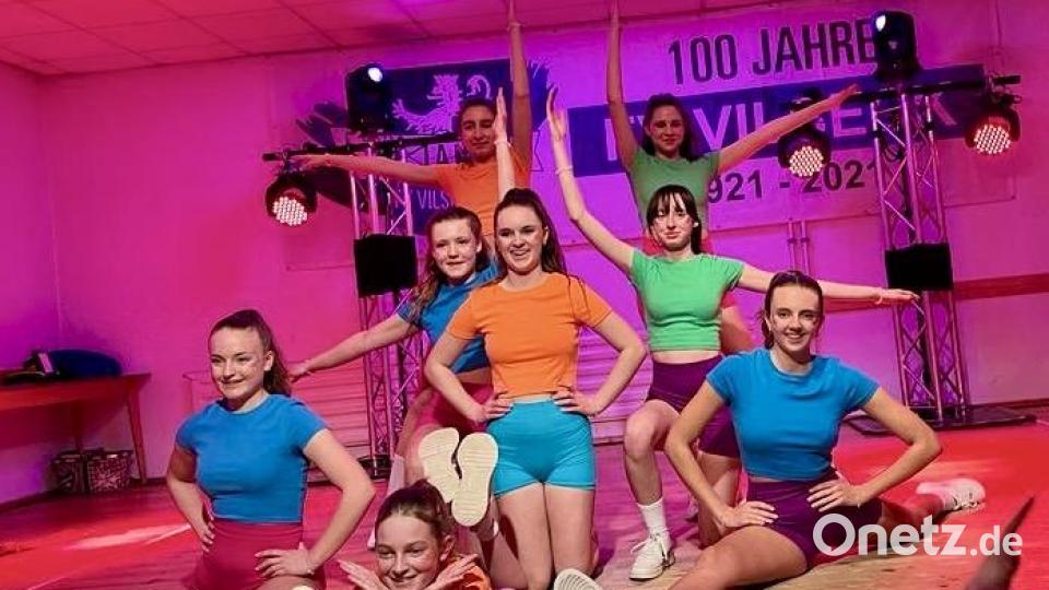 Mit viel HipHop und Akrobatik beeindruckte die Jungendgarde die zahlreichen Gäste im Wolfgangsheim. Bild: Stefanie Gradl