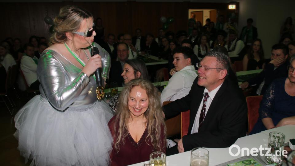 Die Astronautinnen Theresa Sellmeyer und Diana Mois erlaubten sich einen Spaß mit Bürgermeister Reinhard Sollfrank. Bild: sne