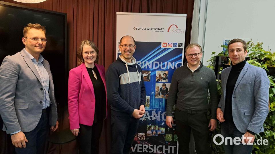 Schule-Wirtschaft im Co-Working-Space Kemnath. Von links nach rechts: Jürgen Bayer, Martina Puff, Thomas Völkl, Thomas Feyrer und Philipp Lippert. Bild: Co-Working-Space Kemnath/exb