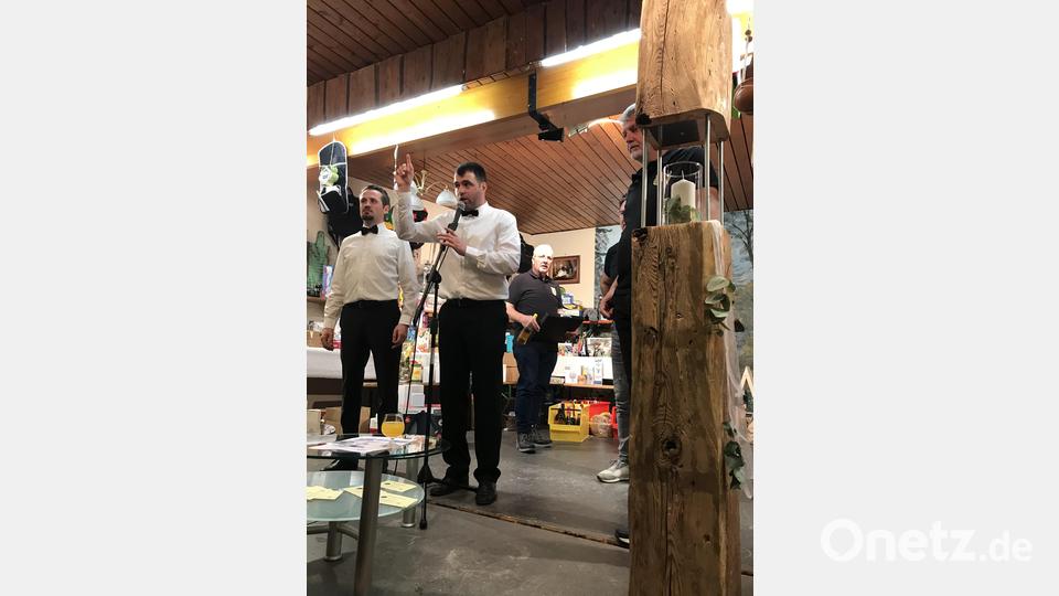 Christian Seifert und Markus Rauch mit den Zuträgern Bernhard Gericke und Wolfgang Dotzler und einem begehrten Dekoobjekt.( rechts). Bild: mma