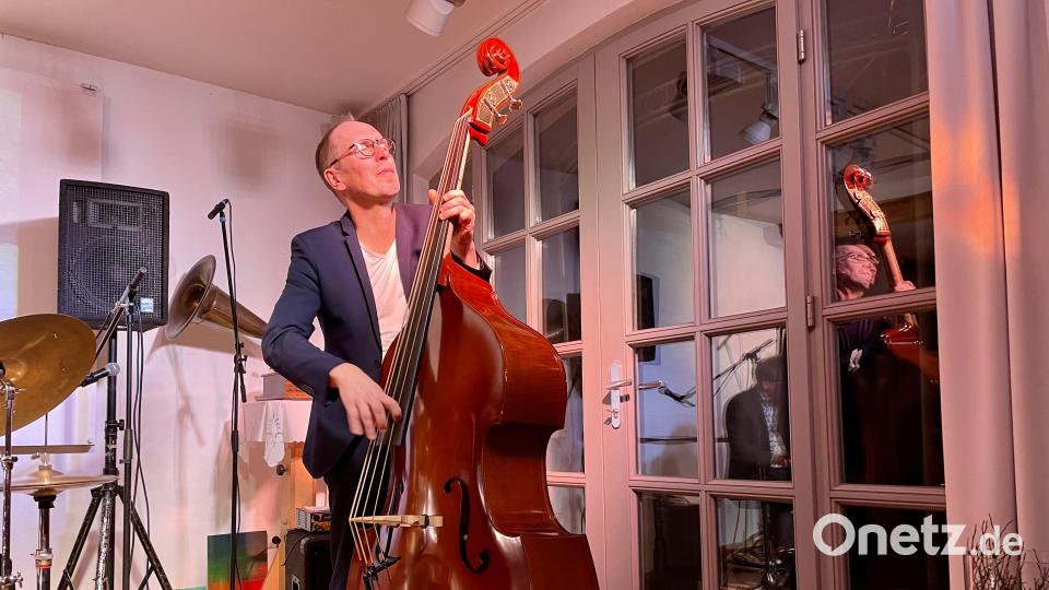 Matthias Klüter am Kontrabass. Bild: Krones