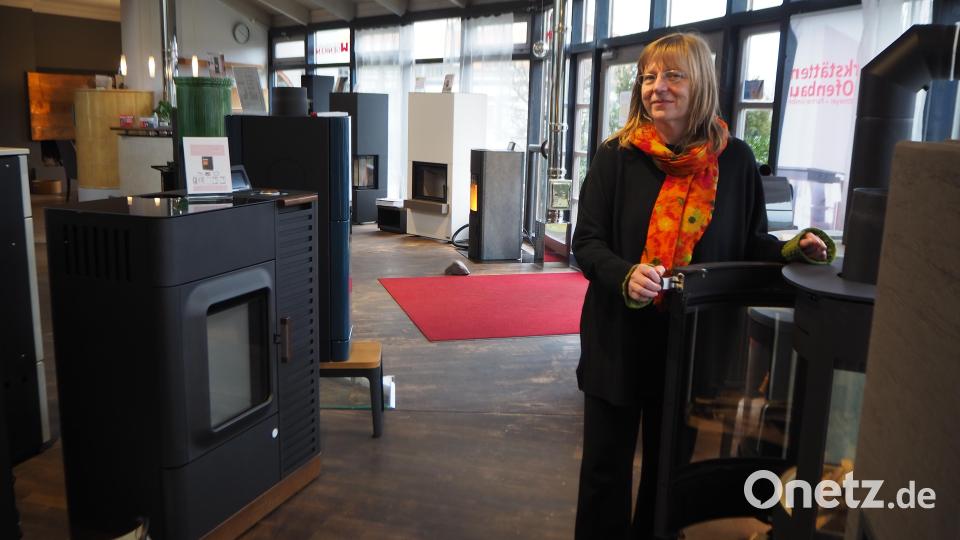 Die Austauschfrist für alten Kachel-und Kaminöfen rückt näher. Für Elisabeth Troidl von den Nabburger Werkstätten für Ofenbau Rittmeyer und Partner GmbH bedeutet das viel Aufklärungsarbeit. Bild: bl