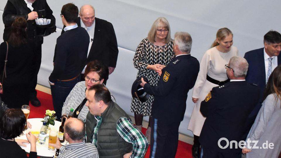 Ein gutes neues Jahr 2024 wünschten der erste Bürgermeister Edgar Knobloch (mit Gattin Gabi), die dritte Bürgermeisterin Anita Heßler, Stadtverbandsvorsitzender Gerhard Mark und der Kaminkehrermeister Thomas Graml. Bild: rgr