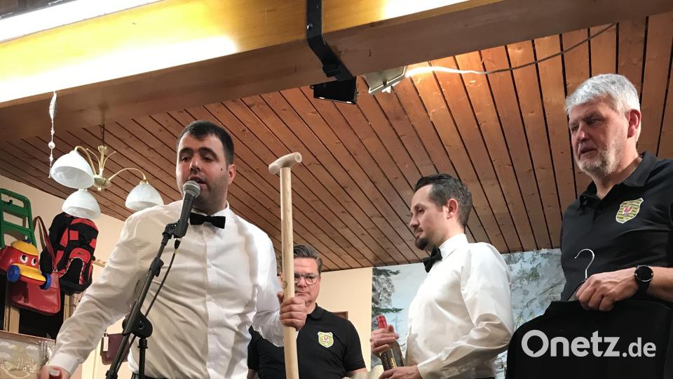 Keine Zeit zum Durchschnaufen bleibt Markus Rauch, Thomas Tilgen, Christian Seifert und Wolfgang Dotzler bei der Christbaumversteigerung im Rittersaal. Bild: mma