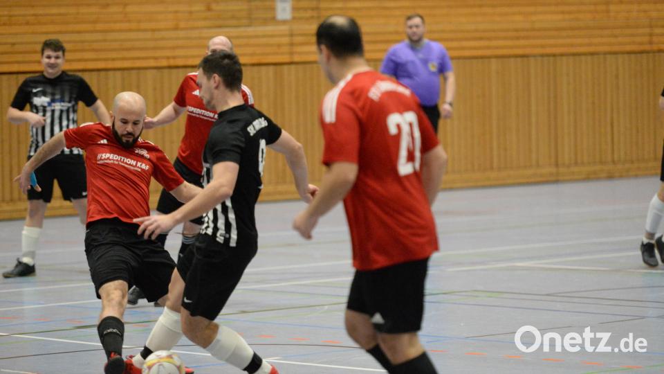 Szene aus dem Spiel um Platz fünf zwischen dem FSV Gärbershof und dem SVL Traßlberg. Bild: Andreas Brückmann