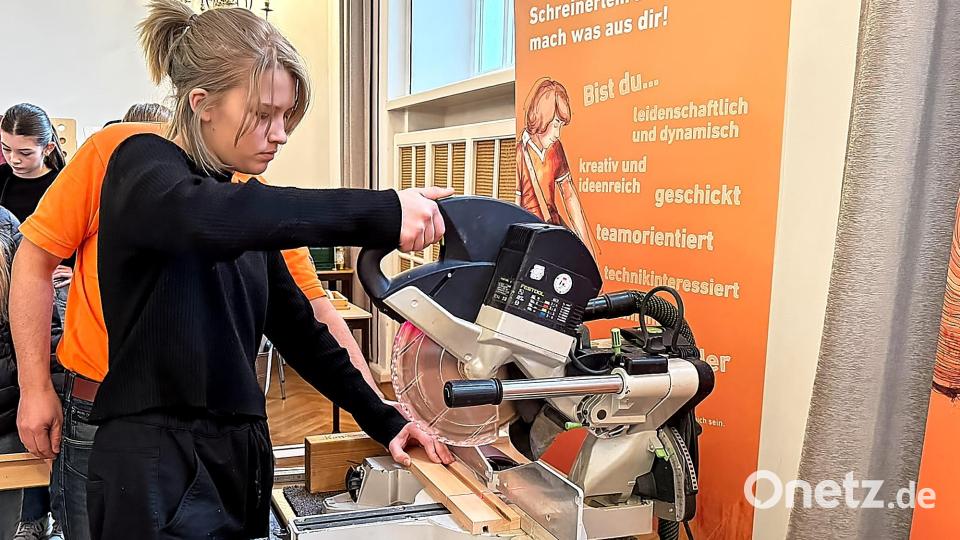 Hoch konzentriert: Schülerin Melanie (14) sägt nach Einweisung durch Schreinermeister Manuel Plößner eine Holzleiste an der Kappsäge durch. Bild: Peter Ringeisen