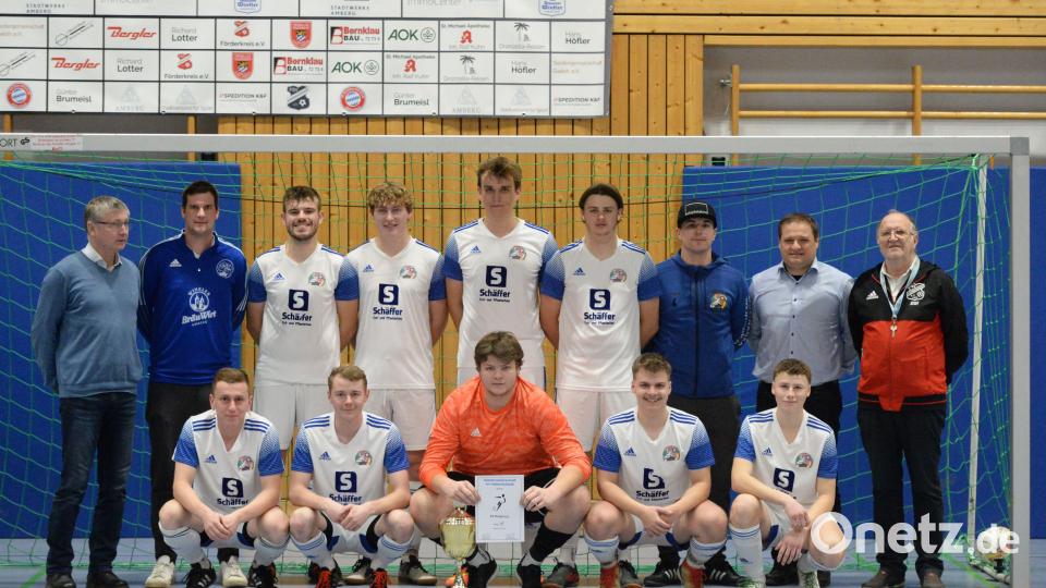 Der SV Raigering ist alter und neuer Amberger Stadtmeister im Hallenfußball. Bild: Andreas Brückmann
