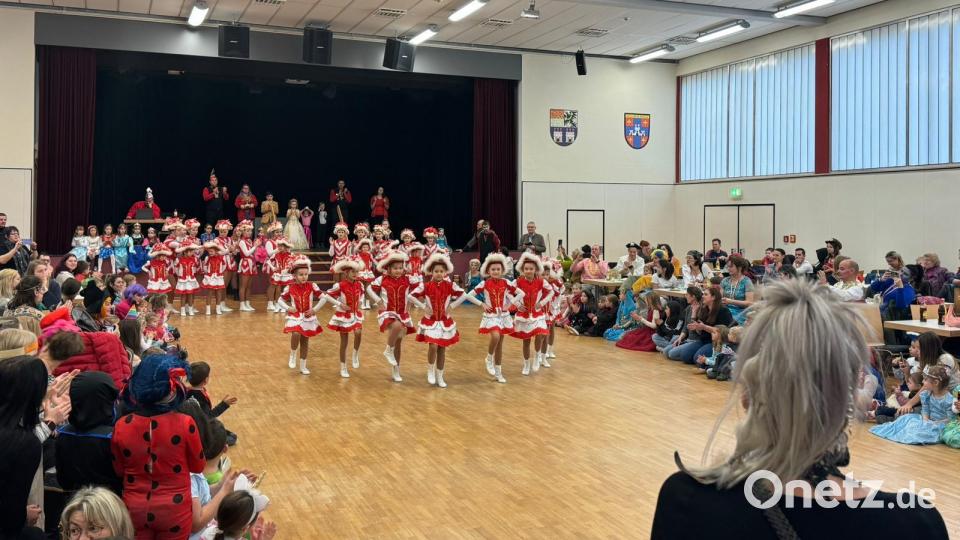 Auch die Garde zeigt beim Kinderfasching ihr Können. Bild: Wiesgickl/exb