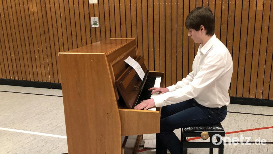 Mit zwei Klavierstücken bereicherte der junge Pianist Andreas Trißl aus Fuchsmühl den Neujahrsempfang. Bild: wro