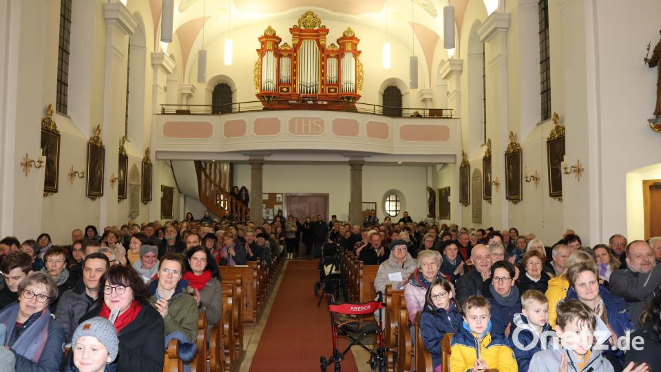 Die katholische Kirche in Neunkirchen ist voll besetzt. Bild: rpp