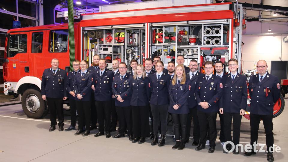 Zahlreiche Kameradinnen und Kameraden der aktiven Feuerwehr wurden in der Jahreshauptversammlung befördert. Bild: Marcel Weidner/exb
