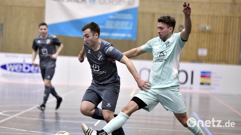 Szene aus dem Halbfinale zwischen dem SV Köfering (Alexander Grau, rechts) und dem SV Illschwang (links). Bild: Hubert Ziegler