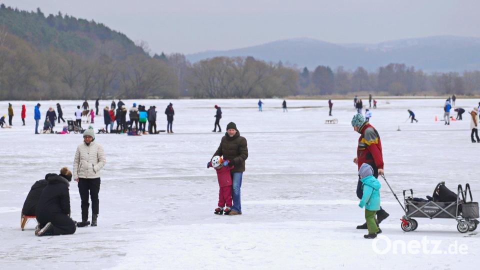 Die überschwemmten und zugefrorenen Wiesen bei Etzenricht bieten beste Bedingungen zum Eislaufen. Bild: war
