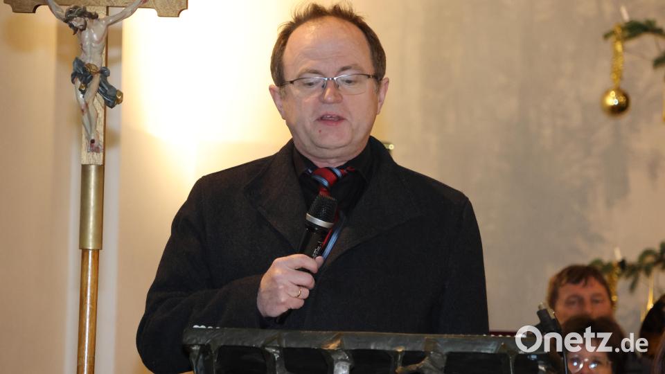 Bezirksobmann Richard Riedel begrüßt das Publikum. Bild: rpp