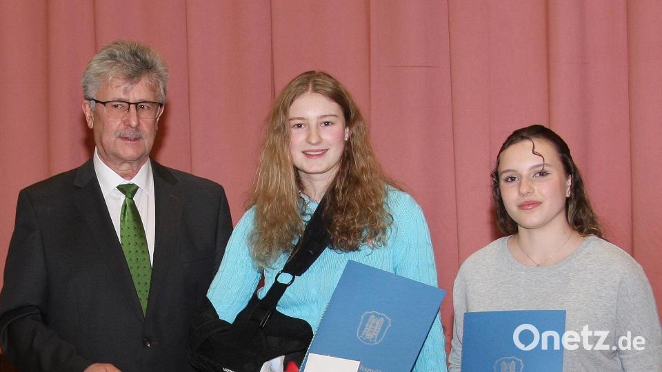 Höhepunkt beim Neujahrsempfang der Marktgemeinde Fuchsmühl waren zwei Ehrungen. Aufgrund ihrer herausragenden sportlichen Leistungen wurden Ricarda Baum und Chiara Schultes von Bürgermeister Wolfgang Braun (von rechts) ausgezeichnet. Bild: wro