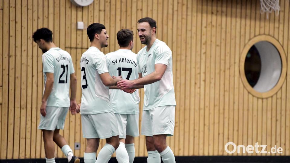 Die Spieler des SV Köfering (rechts Spielertrainer Dennis Kramer) freuen sich über den Sieg beim eigenen Hubertus-Cup. Bild: Hubert Ziegler
