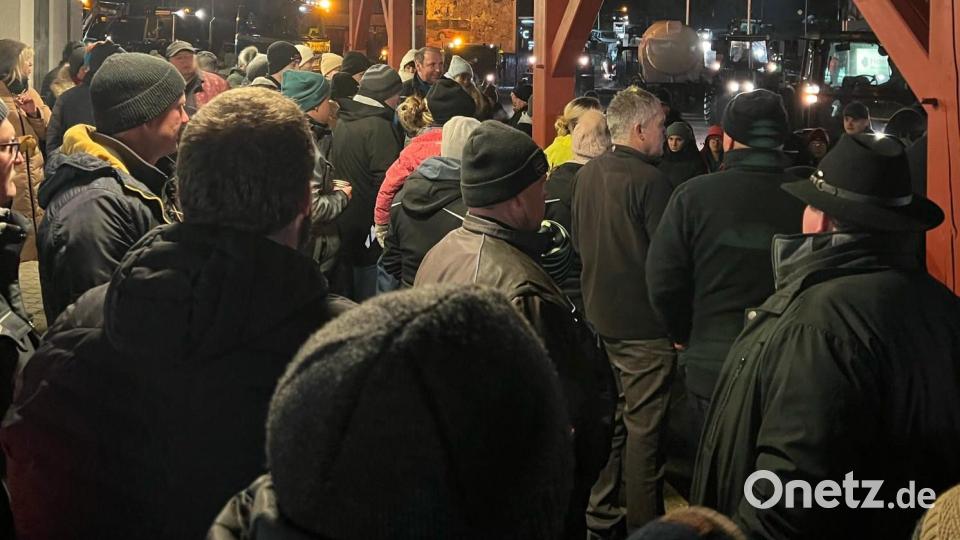 Am Samstag Abend versammelten sich alle Fahrer am Heimatmarkt „Heberbräuhalle“, um am Protest-Konvoi teilzunehmen. Die Sternfahrt hatte eine Fahrstrecke von 30 Kilometer. Bild: exb; Sternfahrt/Roland Schecklmann
