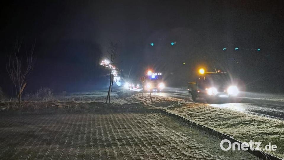 An der 30 Kilometer langen Strecke standen Zuschauer und beobachteten den Konvoi, der 20 Minuten an ihnen vorbeirollte. Bild: hzi