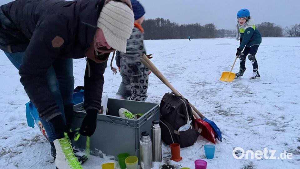 Dass die Waldnaab zwischen Neustadt und Weiden über die Ufer getreten ist, hat auch ihre guten Seite. Familien nutzen die gefrorenen Flächen unterhalb von Hammerharlesberg zum Schlittschuhlaufen. Bild: Gabi Schönberger