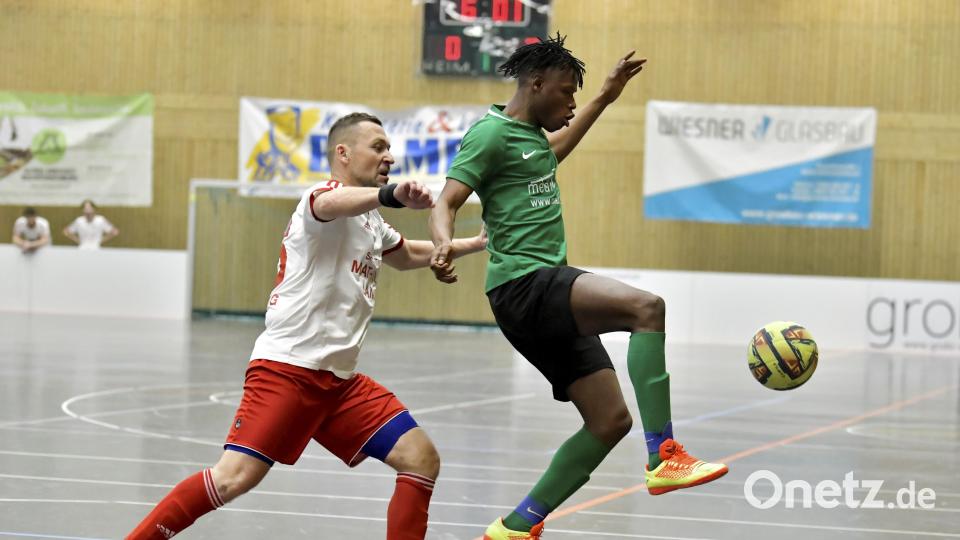 Szene aus dem Halbfinale zwischen dem ASV Haselmühl (rechts) gegen Inter Bergsteig Amberg (links). Bild: Hubert Ziegler