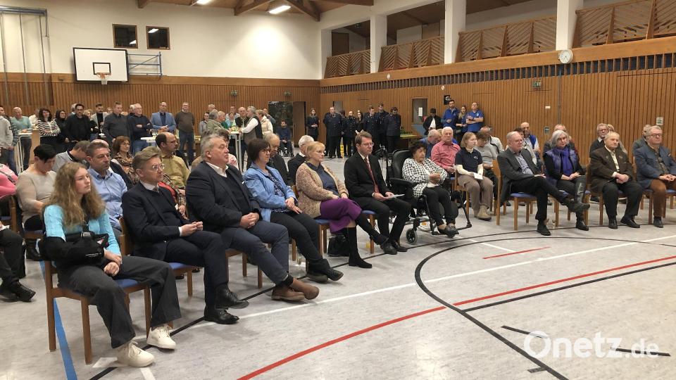 Viele waren der Einladung zum Neujahrsempfang 2024 gefolgt. Zu den Gästen gehörten der Vizepräsident des Bayerischen Landtages, Tobias Reiß (vorne, Zweiter von links), und der Bürgermeister der benachbarten Marktgemeinde Wiesau, Toni Dutz (vorne rechts). Mit dabei auch Ehrenbürger Heinrich Schärl (vorne, Zweiter von rechts) und die Trägerin des Bundesverdienstkreuzes, Mine Weiß (vorne, Siebte von links). Bild: wro