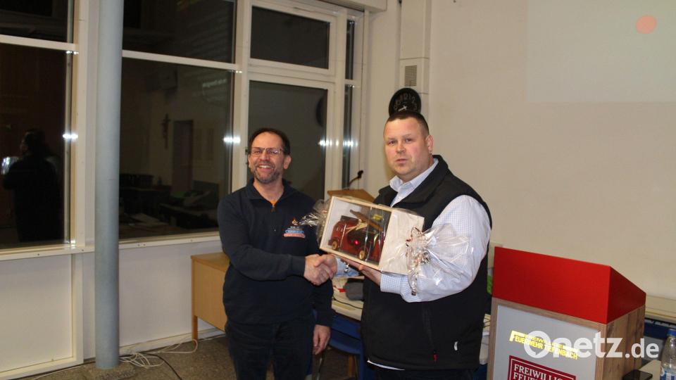 Als Dank für die über 24-jährige Zusammenarbeit überreichte Kommandant Martin Holler dem ausscheidenden Kreisbrandmeister Manfred Schneider (links) ein Geschenk. Bild: Scherr/exb