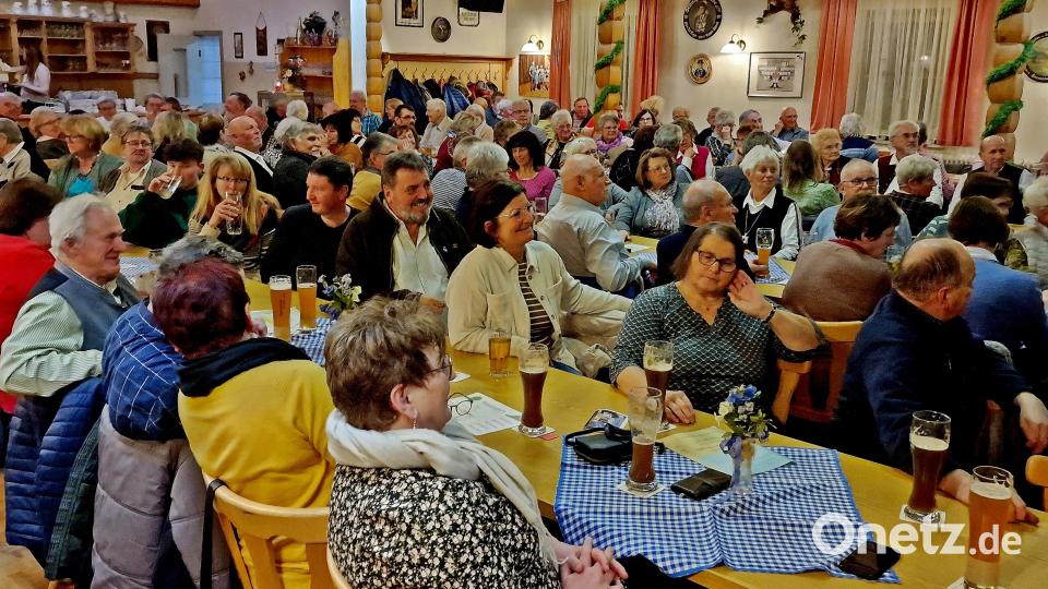 Das Publikum im vollen Postkeller-Saal gefällt&#039;s. Bild: R. Kreuzer