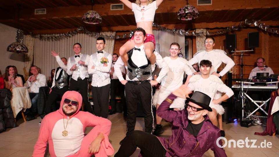 Furiose Endpose. Der Faschingsverein Stammtisch Botzersreuth feiert den Inthronisationsball Bild: ssl