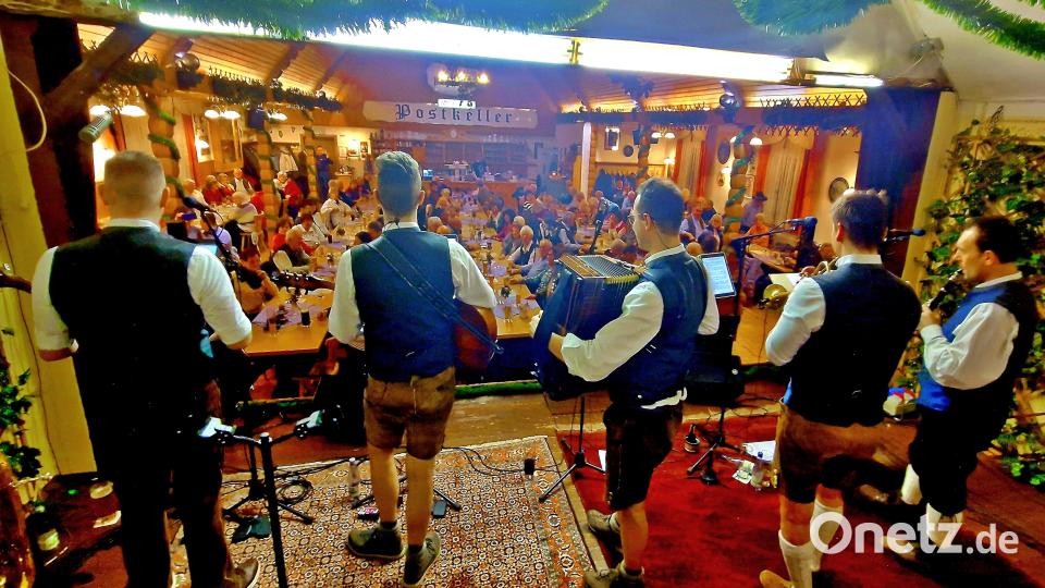 Ein Blick von der Bühne in den voll besetzten Postkeller-Saal. Bild: R. Kreuzer