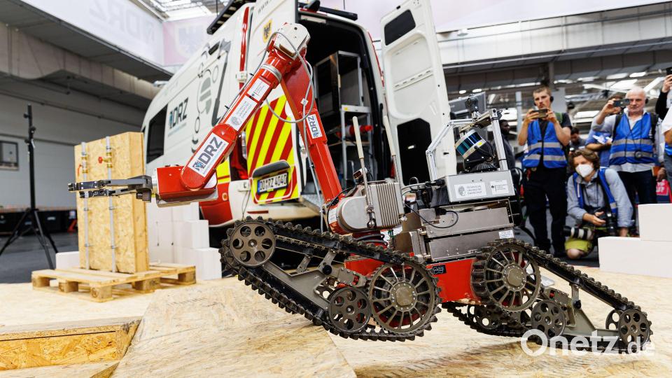 In Zusammenarbeit mit der Feuerwehr in Dortmund entwickelt das Deutsche Rettungsroboter Zentrum mechanische "Kollegen" für den Rettungsdienst. Bild: Michael Matthey/dpa