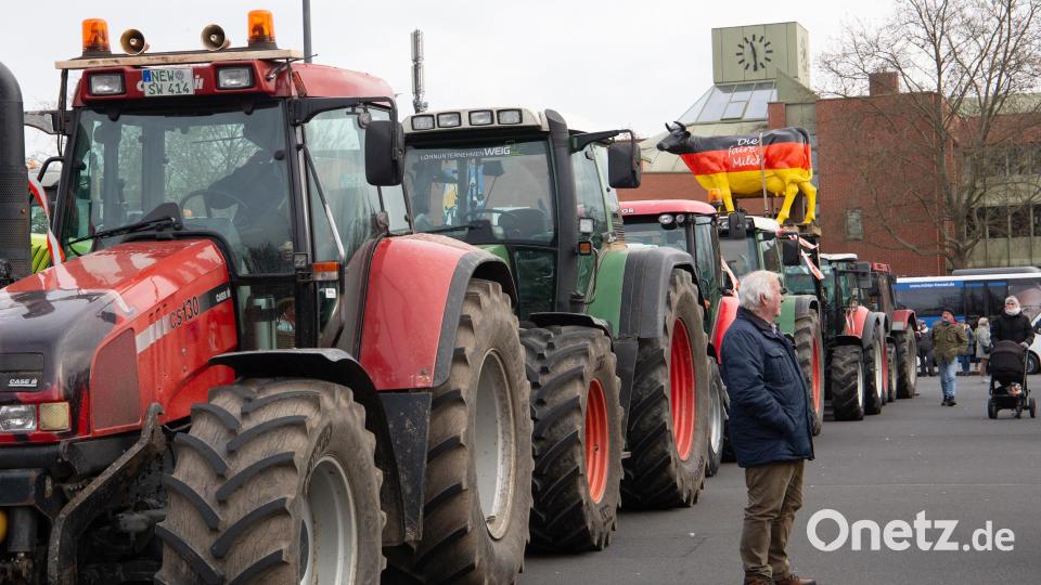 Die Protestwoche der Landwirte hat begonnen. In Weiden versammeln sich Landwirte auf dem Großparkplatz im Stadtzentrum. Bild: Alexander Unger