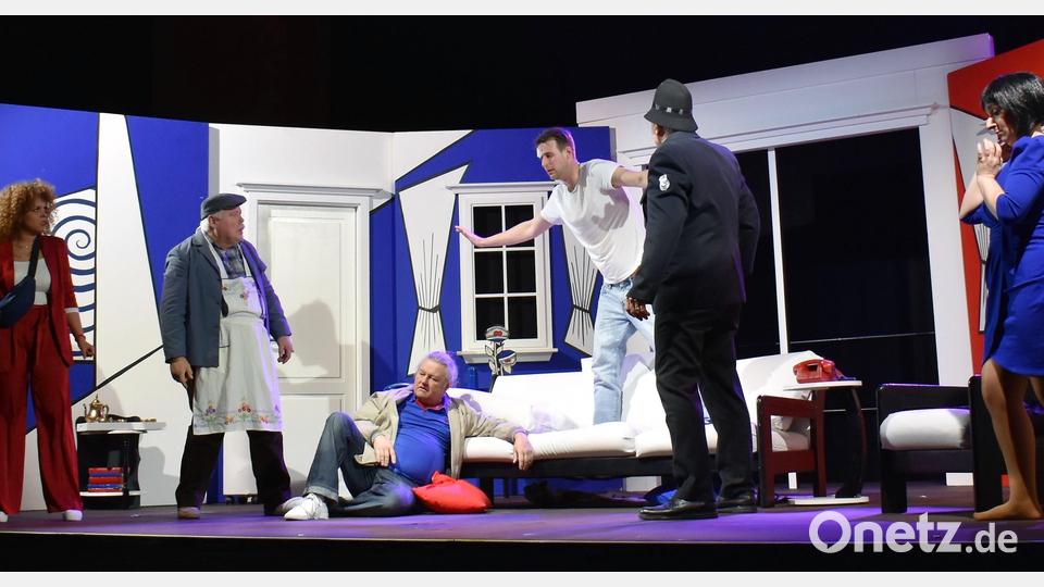 Das Landestheater Oberpfalz spielt das Stück: &quot;Doppelt leben hält besser - Taxi, Taxi&quot; in der Grafenwöhrer Stadthalle und die Zuschauer bekommen einen Lachanfall nach dem anderen. Bild: rgr