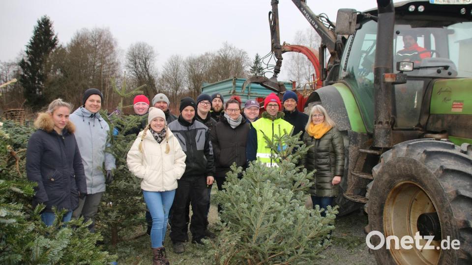 JU-Vorsitzender Florian Placzek (5. von links) und sein Team entsorgten 330 Bäume aus dem Stadtgebiet. Bild: sne