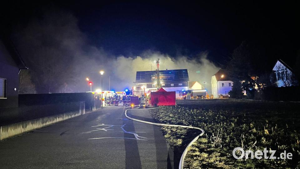 Großeinsatz in der Nacht in Dürnast: Eine Scheune brannte. Bild: Feuerwehr Kaltenbrunn/exb