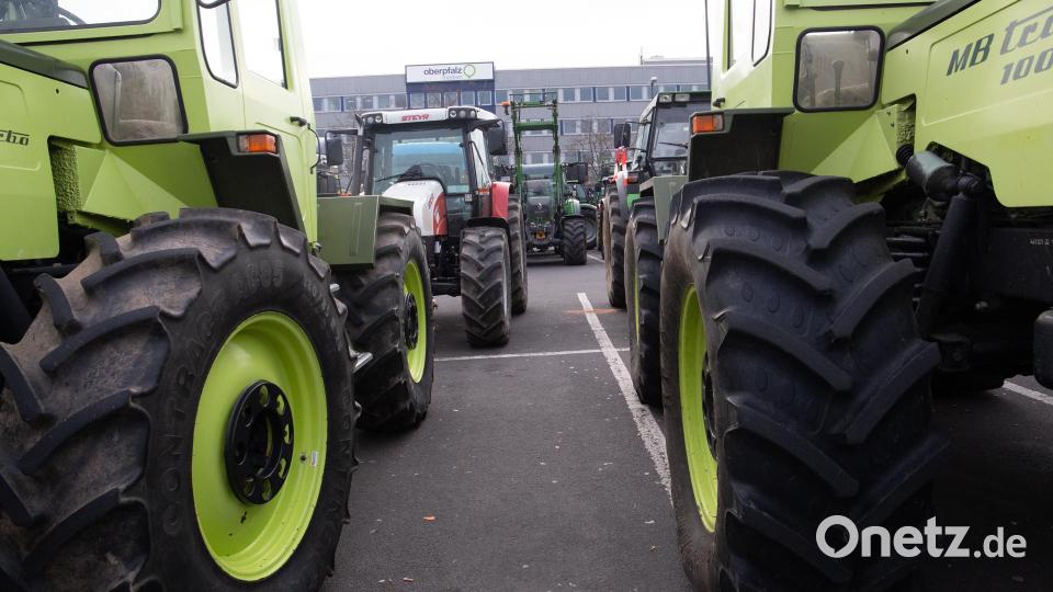 Die Protestwoche der Landwirte hat begonnen. In Weiden versammeln sich Landwirte auf dem Großparkplatz im Stadtzentrum. Bild: Alexander Unger