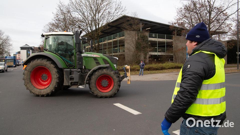 Die Protestwoche der Landwirte hat begonnen. In Weiden versammeln sich Landwirte auf dem Großparkplatz im Stadtzentrum. Bild: Alexander Unger