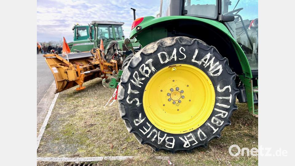 In Weiden versammeln sich Landwirte zum Auftakt der Protestwoche. Bild: Gabi Schönberger