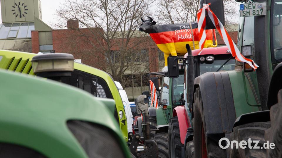 Die Protestwoche der Landwirte hat begonnen. In Weiden versammeln sich Landwirte auf dem Großparkplatz im Stadtzentrum. Bild: Alexander Unger