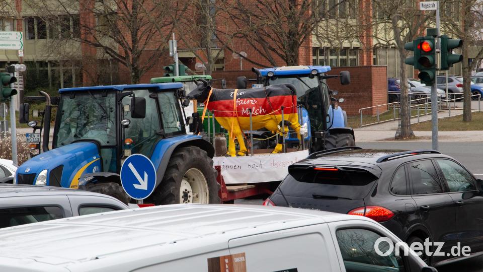 Die Protestwoche der Landwirte hat begonnen. In Weiden versammeln sich Landwirte auf dem Großparkplatz im Stadtzentrum. Bild: Alexander Unger