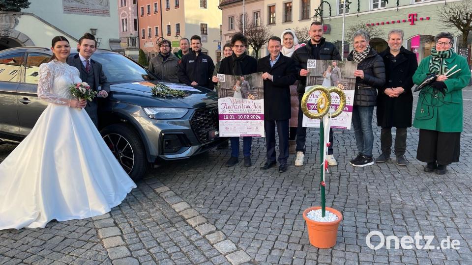 Ab 19. Januar darf wieder gewürfelt werden. An den &quot;Weidener Hochzeitswochen&quot; beteiligen sich elf Fachgeschäfte. Gemeinsam mit Oberbürgermeister Jens Meyer (Sechster von rechts) rühren sie die Werbetrommel für die Aktion. Bild: Gabi Schönberger
