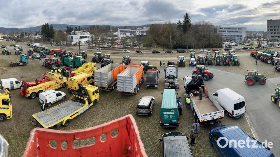 In Weiden versammeln sich Landwirte zum Auftakt der Protestwoche. Bild: Gabi Schönberger