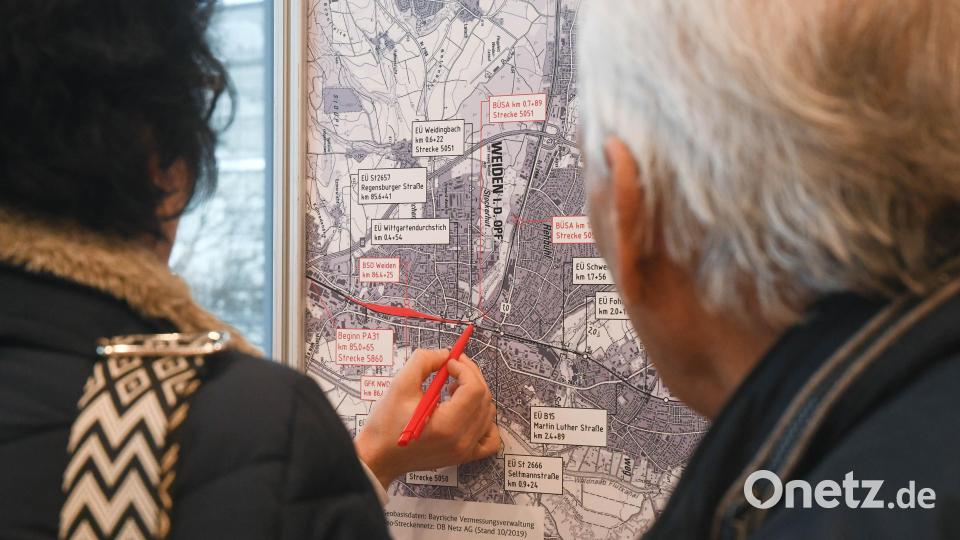 Trotz Glatteis und Regen kommen viele Bürgerinnen und Bürger, um zu erfahren, welche Auswirkungen der Bahnausbau auf sie haben könnte. Bild: Gabi Schönberger