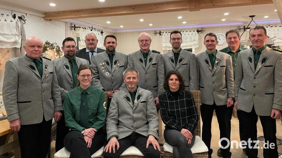 Neuwahlen standen beim Schützenverein Großensees an. Auf dem Bild (stehend, von links) Vorsitzender Helmut Kipferl, Andreas Werner, Bürgermeister Johann Burger, Markus Haberkorn, Schützenmeister Erich Völkl, Sebastian Putzer, Robert Haberkorn, Andreas Grillmeier und Michael Haberkorn sowie (sitzend, von links) Christine Gradl, Josef Haberkorn und Anita Kistenpfennig. Bild: Sebastian Putzer/exb