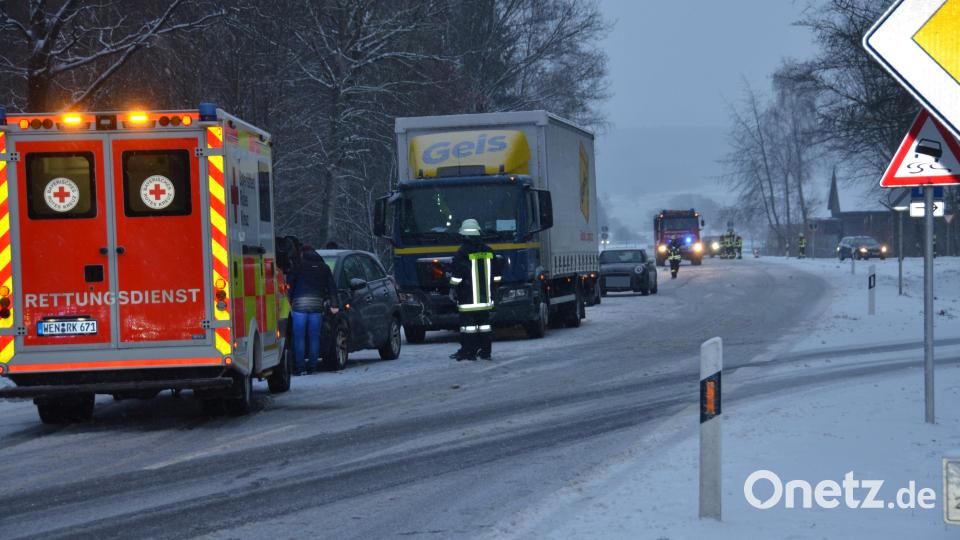 Ein junger Mann wurde bei einem Auffahrunfall nahe Zeßmannsrieth leicht verletzt. Bild: dob