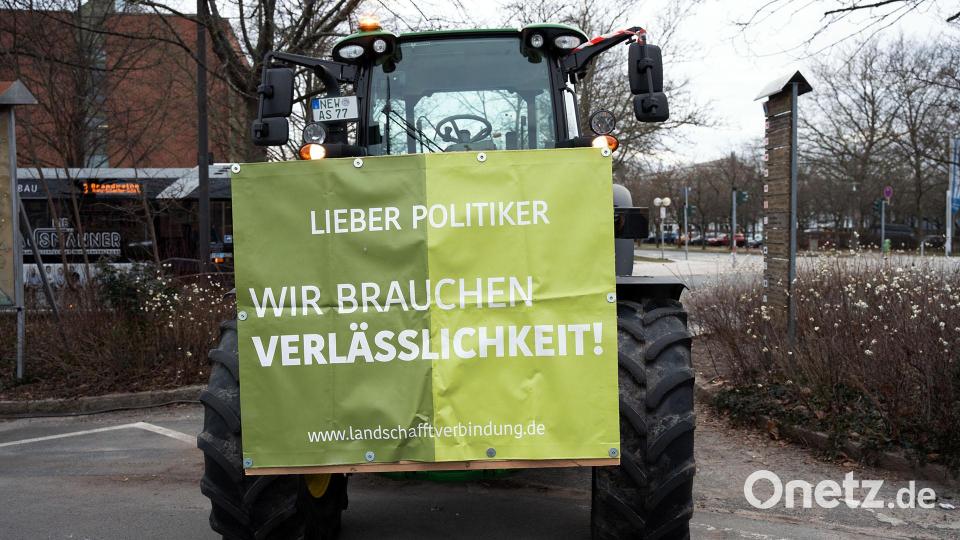 Die Protestwoche der Landwirte hat begonnen. Für Montag, 8. Januar 2023, sind zahlreiche Aktionen und Versammlungen angekündigt. Auf dem Großparkplatz in Weiden treffen sich Landwirte zur Kundgebung. Bild: Alexander Unger