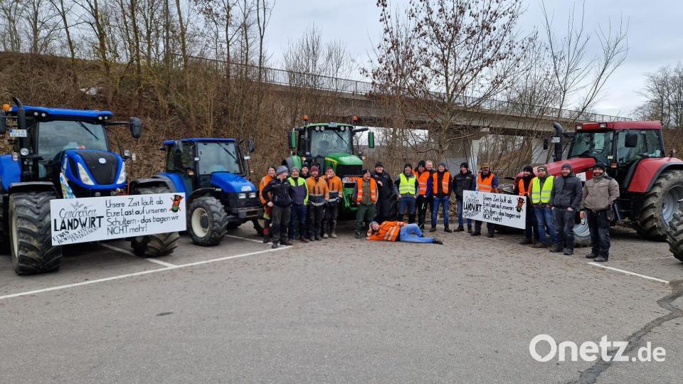 Auch in Schwarzenfeld demonstrieren Landwirte zum Auftakt der Protestwoche gegen Sparmaßnahmen der Bundesregierung. Bild: Bäumler